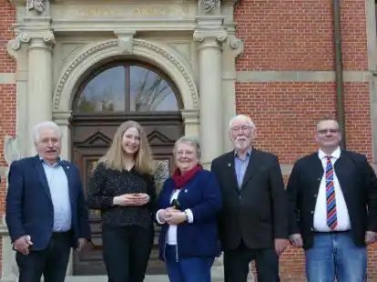 Machen sich f&uuml;r plattdeutsches Theater stark: ArGe-Gesch&auml;ftsf&uuml;hrer Willy Wriedt (links), sein Stellvertreter Ingo Flick (2.v.r.) mit den Ehrenmitgliedern Jakob Janshen (rechts) und Albert Janssen sowie Landschaftspr&auml;sident Rico Mecklenburg (2.v.l.), Grietje Kammler (Plattd&uuml;&uuml;tskb&uuml;ro) und Hanna Janshen (Mitte). Nicht im Bild ist die Vorsitzende Marina Bohlen.