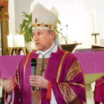 Weihbischof Wilfried Theising, hier bei einer Firmung 2018 in der St.-Peter-Kirche in Wildeshausen, musste im Konflikt um das Oldenburger Pius-Hospital einlenken.