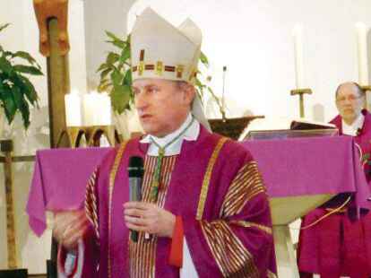 Weihbischof Wilfried Theising, hier bei einer Firmung 2018 in der St.-Peter-Kirche in Wildeshausen, musste im Konflikt um das Oldenburger Pius-Hospital einlenken.