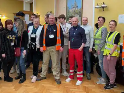 Viele Helfer sind in Polen und in der Ukraine st&auml;ndig im Einsatz. Der Auricher Dr. Jochen Wessels (5.v.r.) wurde mit seinem Bruder Detlef und mitreisenden Pflegern sehr gut aufgenommen