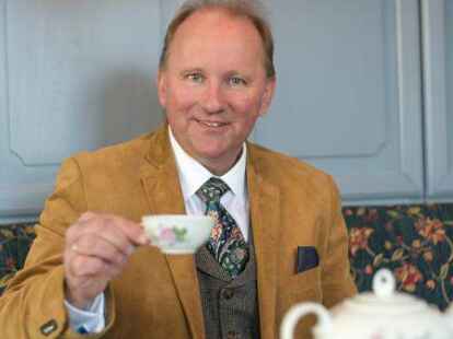 &bdquo;Prost Tee&ldquo;, sagt Reiner Brinkmann, Chef bei Germania Schifffahrt.