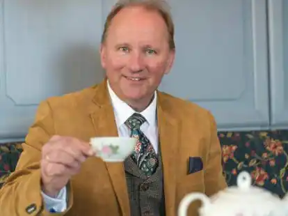 &bdquo;Prost Tee&ldquo;, sagt Reiner Brinkmann, Chef bei Germania Schifffahrt.