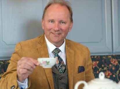 &bdquo;Proost Tee&ldquo;, seggt Reiner Brinkmann, Baas van&rsquo;t Germania Schifffahrt.