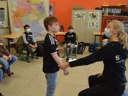 Und was nun? Heidi H&ouml;weler spielt die Provokateurin, die Schano am Arm packt und ihn nicht mehr losl&auml;sst.