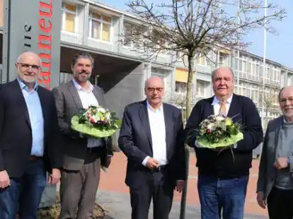 Wechsel im Kuratorium der Stiftung Johanneum: Dr. Volker Pickart (2. von links) l&ouml;st Rudolf Dohle (2. von rechts) ab. Mit von der Partie waren (von links) Krankenhaus-Gesch&auml;ftsf&uuml;hrer Hubert Bartelt, Kuratoriums-Vorsitzender Herbert Weitz und Kuratoriums-Mitglied Pfarrer Ludger Brock.