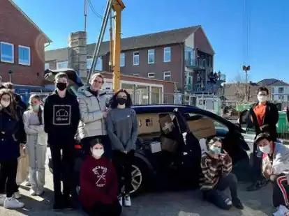 Die Sch&uuml;ler der 10Rb unterst&uuml;tzen ihre Klassenlehrerin Mareke Seegers (stehend 2. von rechts) bei der Sachspendenaktion.