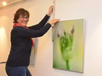 Birte Walecki beim H&auml;ngen der Bilder im Lemwerderaner Rathaus. Durch eine spezielle Technik der Fotografie sehen ihre Bilder aus, als w&auml;ren sie gemalt worden.