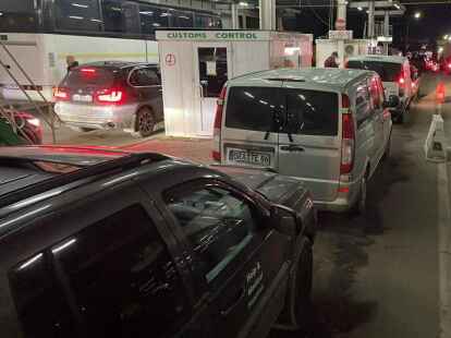 Warteschlange am Grenz&uuml;bergang