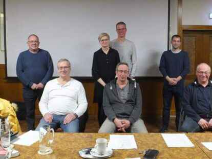 Die neue F&uuml;hrungsriege des Wassersportvereins Blexen (von links): Thomas Harff (2. Vorsitzender), Andreas Becker (Ger&auml;tewart), Isabelle Bartels (Kassenwartin), Michael Bartels (Schriftf&uuml;hrer), Frederik Kaiser (2. Stegwart), Christian Thiel (1.Stegwart), sitzend: Andreas Min&szlig;en (1. Vorsitzender), Ronald Arens (Hallenwart), Hans- Werner Kaliske (Arbeitswart).