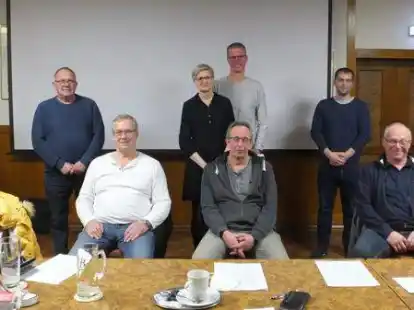 Die neue F&uuml;hrungsriege des Wassersportvereins Blexen (von links): Thomas Harff (2. Vorsitzender), Andreas Becker (Ger&auml;tewart), Isabelle Bartels (Kassenwartin), Michael Bartels (Schriftf&uuml;hrer), Frederik Kaiser (2. Stegwart), Christian Thiel (1.Stegwart), sitzend: Andreas Min&szlig;en (1. Vorsitzender), Ronald Arens (Hallenwart), Hans- Werner Kaliske (Arbeitswart).