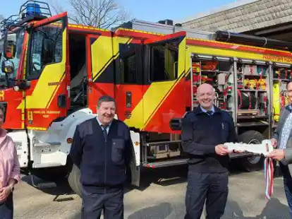 Schl&uuml;ssel&uuml;bergabe vor dem neuen Fahrzeug: Birthe Bischofberger (v.l.), Heiko Zywina, J&ouml;rg Schmidt und J&ouml;rg Skatulla