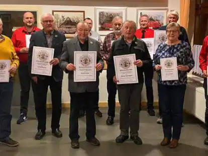 Wurden auf der Jahreshauptversammlung geehrt: Langj&auml;hrige Mitglieder des Friesischen Klootschie&szlig;er-Verbandes (FKV).