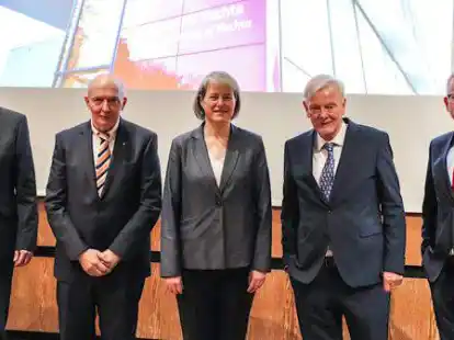 Auf der Mitgliederversammlung der Universit&auml;tsgesellschaft Vechta (von links): Christof Pekeler (Kassenwart), Helmut Dornieden (ehemaliger stv. Vorsitzender), Prof. Dr. Verena Pietzner (Universit&auml;tspr&auml;sidentin), Uwe Bartels (ehemaliger Vorsitzender) und Martin K&uuml;hling (neuer Stellvertreter). Der neu gew&auml;hlte Vorstandsvorsitzende Bernd Meerpohl war der Versammlung zwischenzeitlich digital zugeschaltet.