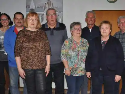 F&uuml;r die n&auml;chsten zwei Jahre im Amt: (von links) stellvertretende Schriftf&uuml;hrerin Antje Krapp, stellvertretender  Kassenwart Stefan G&ouml;bel, Schriftf&uuml;hrerin Gunda H&uuml;bler, Kassenwart J&uuml;rgen H&uuml;bler, Festausschussmitglied Ursel Mauritschat, stellvertretender Vorsitzender Hans Schwedt, Festausschussmitglied Christa M&uuml;ller und Vorsitzender Horst Mauritschat