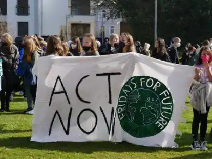 &bdquo;Act Now&ldquo;, also &bdquo;Handelt jetzt&ldquo;, ist die Forderung von der Fridays for Future beim Klimastreik in Rastede.