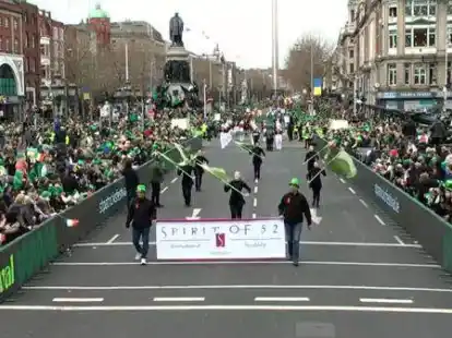 Screenshot aus der TV-Live&uuml;bertragung: &bdquo;Spirit of 52&ldquo; bei der St. Patrick&rsquo;s Day Parade in Dublin.
