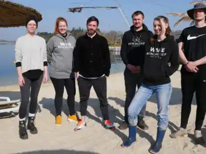 Freuen sich auf den Saison-Start im Beachclub Nethen (von links): Sina Dierkes (stv. Gesch&auml;ftsf&uuml;hrerin), Jessica M&ouml;rking (Leitung Gastronomie), Ole Weber (einer der Betreiber), Hendrik V&ouml;gel (Facility Manager), Christin Markgraf (Auszubildende) und Jannik Sander (Abteilung Wasserski).