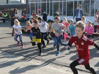 Mit viel Elan gingen die 90 Grundsch&uuml;ler auf die Strecke rund ums Schulgeb&auml;ude.