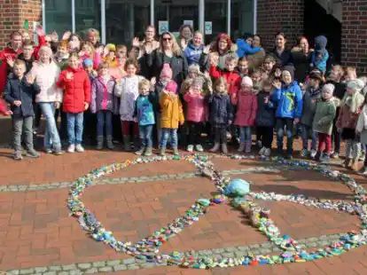 Steine f&uuml;r den Frieden: Gro&szlig;e Unterst&uuml;tzung erhielt Sonja Schmidt (Bildmitte in schwarz) bei ihrer Aktion.