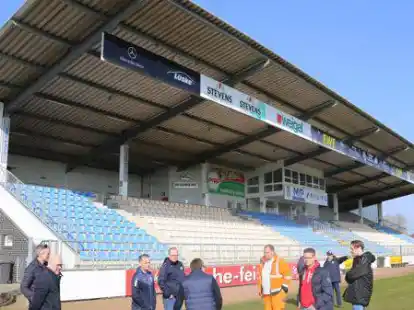 Ortstermin im Stadion an der Friesoyther Stra&szlig;e: Vertreter der Stadt Cloppenburg und des JFV Cloppenburg auf dem Hauptplatz