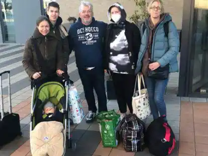 Ralph Butzin (Mitte) setzt Tatyana (links) und Olha (rechts) mit ihren Kindern bei der Jugendherberge in Oldenburg.
