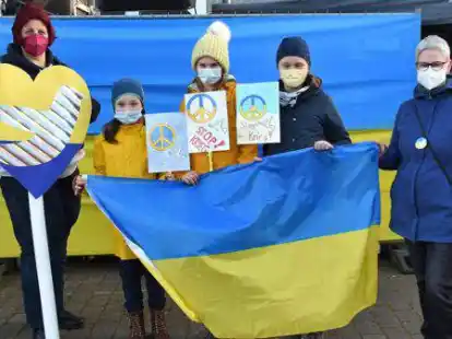 Katja Wei&szlig;-Renken, Emilia, Wiebke, Emma und Martina Johanssen, demonstrieren im Pumpwerkpark ihre Solidarit&auml;t mit ukrainischen Farben.