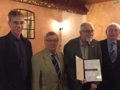 Auf der Mitgliederversammlung des Cloppenburger Liederkranzes ehrten (von links) Martin Zurborg, Dietmar Raczek und Detlef Eggers das Vereinsmitglied Raimund Kramer (2. von rechts).