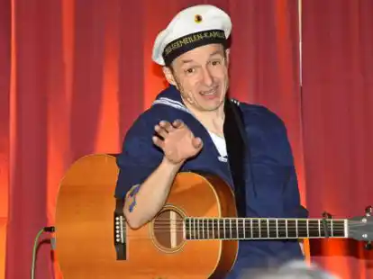 Mit seinem Seemannsgarn erheiterte Nagelritz das Publikum in der Neuenbroker Klecksklause.