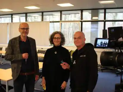 Lars Otten und Bettina Pargmann von der BBS Wesermarsch stehen Torsten Folge vor der Kamera von Philip Heyelmann von RadioWeserTV Rede und Antwort zum Schulvideo.