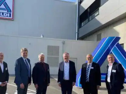 Bei der Besichtigung in Hesel:  Aldi-Regionalgesch&auml;ftsf&uuml;hrer Justus Langer (von links), B&uuml;rgermeister Gerd D&auml;hlmann, Samtgemeindeb&uuml;rgermeister Uwe Themann, Ministerpr&auml;sident Stephan Weil, der stellvertretende Landrat Dieter Baumann und Alexander Lauer von der Verwaltung.