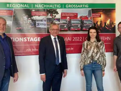 Hans-Herman D&ouml;rnath, Gesch&auml;ftsf&uuml;hrer der MKW, freut sich mit Landrat Olaf Meinen und den beiden Organisatoren Miriam H&ouml;fer und Yves Knoblich auf die MKW-Aktionstage im Mai.