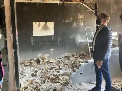 Christa Linnemann (von links), Rainer Loog und Ralf Wessel begutachten das ru&szlig;geschw&auml;rzte Innere des Bahnhofsgeb&auml;udes.