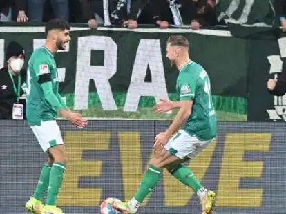 Torjubel nach dem Treffer von Niclas F&uuml;llkrug. Eren Dinkci (links) lieferte ein starkes Spiel.