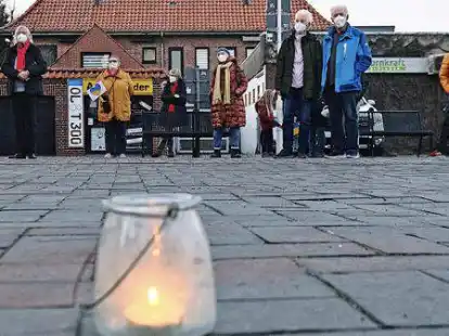 Demonstrierende setzten vor dem Ganderkeseer Rathaus ein Zeichen f&uuml;r den Frieden.