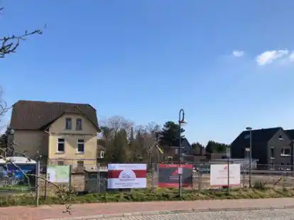 Brachland seit rund eineinhalb Jahren: Das Grundst&uuml;ck unweit des Rasteder Bahnhofs.