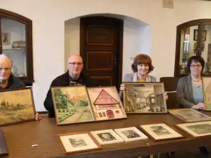 Der B&uuml;rger- und Geschichtsverein Wildeshausen erh&auml;lt Bilder vom Huder Zollhaus sowie weitere Zeichnungen und Gem&auml;lde aus dem Familienbesitz von Jens Mumme (2. von links). Eva-Maria Ameskamp (von rechts) und Cornelia Harms sowie Peter Heinken (links) vom B&uuml;rger- und Geschichtsverein freuen sich immer &uuml;ber Fundst&uuml;cke aus der Stadtgeschichte.