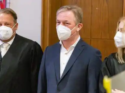 Wegen Untreue angeklagt: Ex-EWE-Chef Matthias Br&uuml;ckmann (Mitte) mit seinem Anwaltsteam.