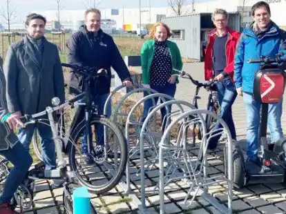 Warben um Teilnahme an der Befragung (v.l.): Tanja Kalmlage (Samtgemeinde Bersenbr&uuml;ck), Julian Isken (Landkreis Osnabr&uuml;ck), Christian Schol&uuml;ke (Gemeinde Rieste), Nicole Bramlage (Landkreis Vechta), J&uuml;rgen Rolfsen (Gemeinde Neuenkirchen-V&ouml;rden), Matthias Meyer (Niedersachsenpark GmbH).