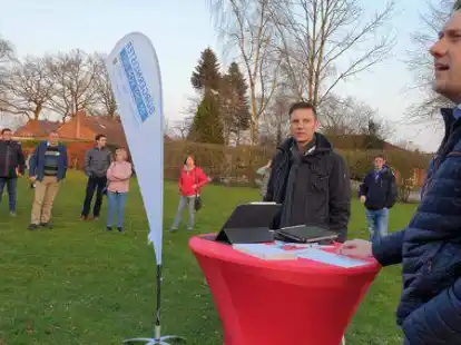 Erl&auml;uterte die Situation, die zur Anschaffung von Kita-Containern f&uuml;hrt: Apens B&uuml;rgermeister Matthias Huber (r.) beim &ouml;ffentlichen Gespr&auml;chstermin auf dem Dorfplatz in Godensholt. Ob die Kita-Container in Godensholt oder Nordloh stehen sollen, wird am Dienstag der Rat entscheiden.