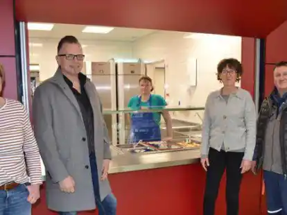 Waren bei der &Uuml;bergabe dabei (v.li.): Heike Bentjen (Amt f&uuml;r Bildung, Familie und Sport), Axel Heyne (Leiter Geb&auml;udemanagement), Hauswirtschafterin Susanne B&uuml;sing, Schulleiterin Barbara Schwarte und Hausmeister Frank Krinke.