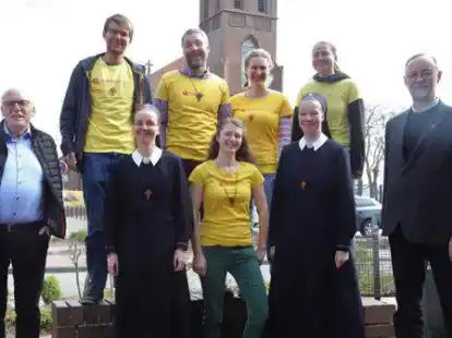 Projekt &bdquo;Misiones &ndash; Glauben leben&ldquo;: (vorne von links) Georg Pugge, Schwester Aurika, Theresa Immler, Schwester Emilia und Pfarrer Ludger Fischer, (hinten von links) Johann Bechthold, Pater Peda, Anneke Bechthold, Hannah Bechthold