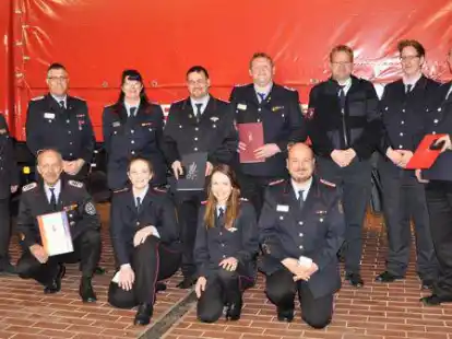 Die Kreisjugendfeuerwehr Wesermarsch ehrte verdiente Mitglieder.