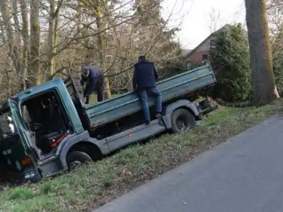 Der Lastwagen kam von der Stra&szlig;e ab und steckte in einem Graben fest.