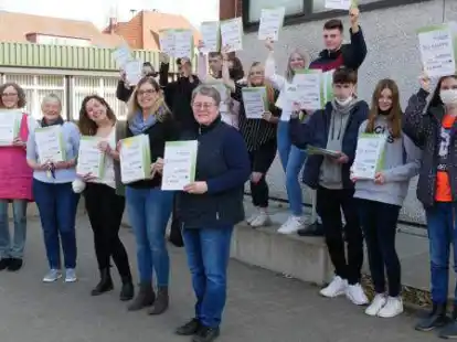 Die neuen Mappen f&uuml;r die Siebt-, Acht- und Neuntkl&auml;ssler (im Hintergrund) pr&auml;sentierten: (vorn, von links) Patrick Frerichs (Dachdecker Thorm&auml;hlen), Bettina Pargmann (Bine), Anja Bode, Sina Hoffmann (beide Oberschule Rodenkirchen), Jennifer Prieske (J. M&uuml;ller) und Doris Schulz (K.W. Siefken).