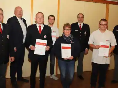 Langj&auml;hrige Mitglieder der DRK Bereitschaft Friesoythe wurden geehrt (v.l.): Rainer Burmann, Bernd M&ouml;ller, Benedikt Nuxoll,  Matthias Kruse, Monika  Pundt,  Christian Deyen, Marcel  Fisher und Ralf Hagen.