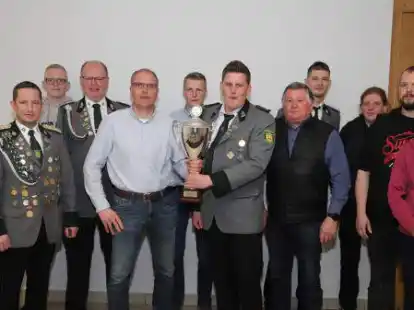 Die erfolgreichen Sch&uuml;tzen des Sch&uuml;tzenverein Altenoythe des Vereinspokalschie&szlig;ens. Den Pokal &uuml;berreichte der stellvertretende Zugf&uuml;hrer Andre Menke (Mitte) an den Zugf&uuml;hrer der siegreichen Mannschaft Hans L&uuml;bbers.