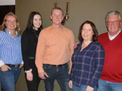 Das F&uuml;hrungsteam der RG Klein Roscharden mit (von links) der Gesch&auml;ftsf&uuml;hrerin Alexandra Wright, der Kassenpr&uuml;ferin Louisa Tepe, dem 2. Vorsitzenden Werner Venekamp, der Kassenpr&uuml;ferin Lisa Donadell und dem 1. Vorsitzenden Heinrich Klatte. Es fehlt Jugendwartin Alexandra Klatte.