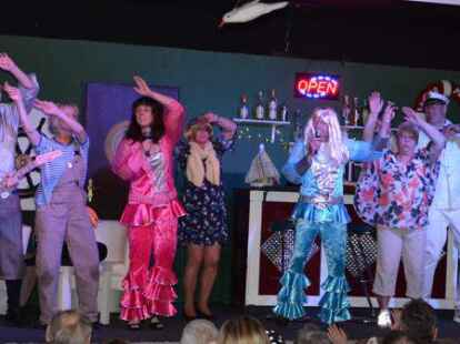 ABBA lassen gr&uuml;&szlig;en: Beim &bdquo;K&ouml;nig der M&ouml;wen&ldquo; ist f&uuml;r beste Stimmung gesorgt.