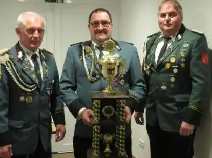Pokal&uuml;bergabe beim Sch&uuml;tzenverein Scharrel (von links): Vorsitzender Willi Hinrichs, Zugf&uuml;hrer Hans-Gerd Vocks und Sportleiter Gerold Bruns.