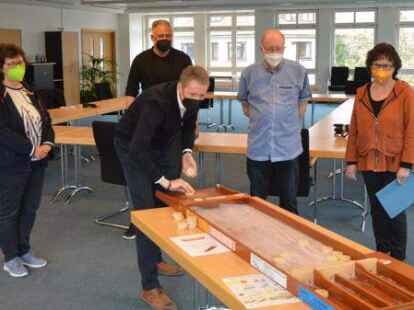 Jakkolo-Organisator Horst K&ouml;ster (2. von rechts) besucht das Rathaus-Team um B&uuml;rgermeister Ralf Wessel (Vordergrund) mit den Spielern Meike Saalfeld (links) und Andr&eacute; Sch&uuml;tte (2. von links) sowie der Schreiberin  Petra Heilmann (rechts).